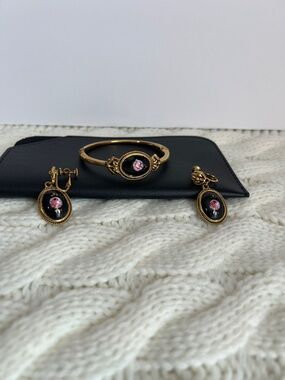 Vintage Victorian Design Gold-Tone Pink Rose Cameo Bracelet and Earrings Set